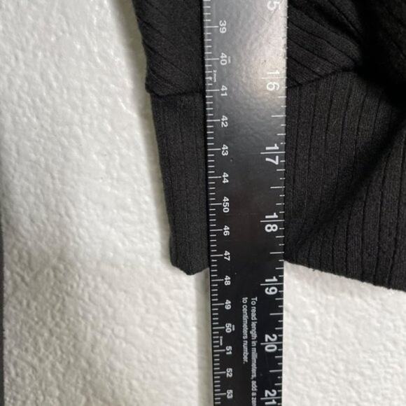 Mezzanine Womens Top Size M Black Long Sleeve V-Neck Unlined Semi Cropped - Picture 4 of 13